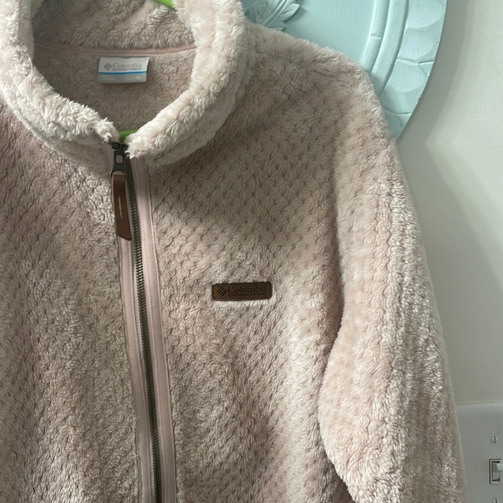 Like new Womens Columbia full zip cozy jacket. Color is blush pink